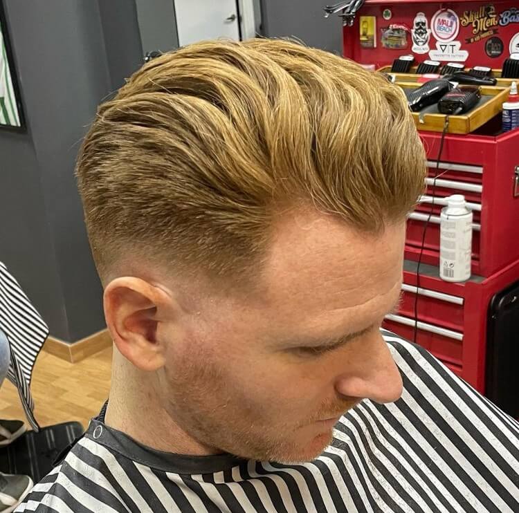 pompadour kapsel met textuur voor mannen